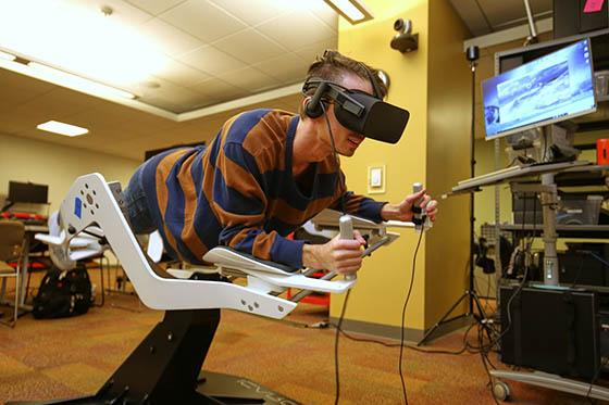 Photo of a student 在虚拟现实机里 in the immersive media lab